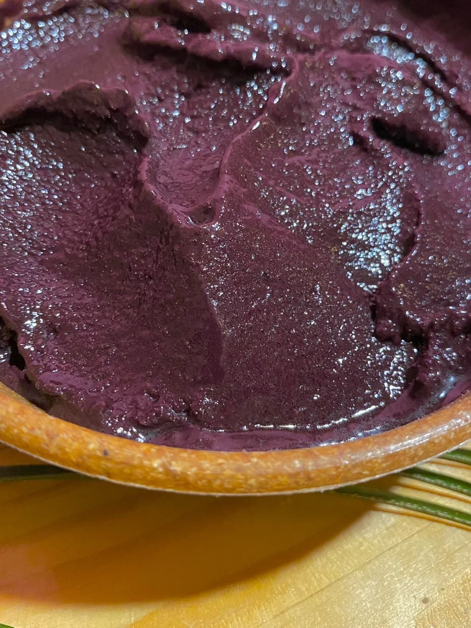 Textura cremosa do açaí batido na casa