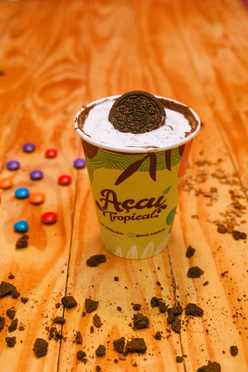 Copo da Açaí Tropical com creme e biscoito