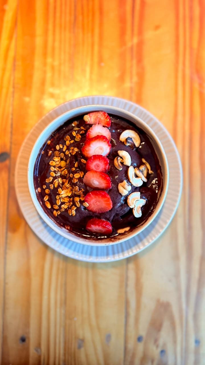 Tigela de açaí com morango, granola e castanha vista de cima