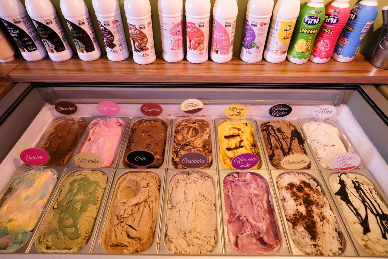 Vitrine com potes de açaí e sorvetes da Açaí Tropical